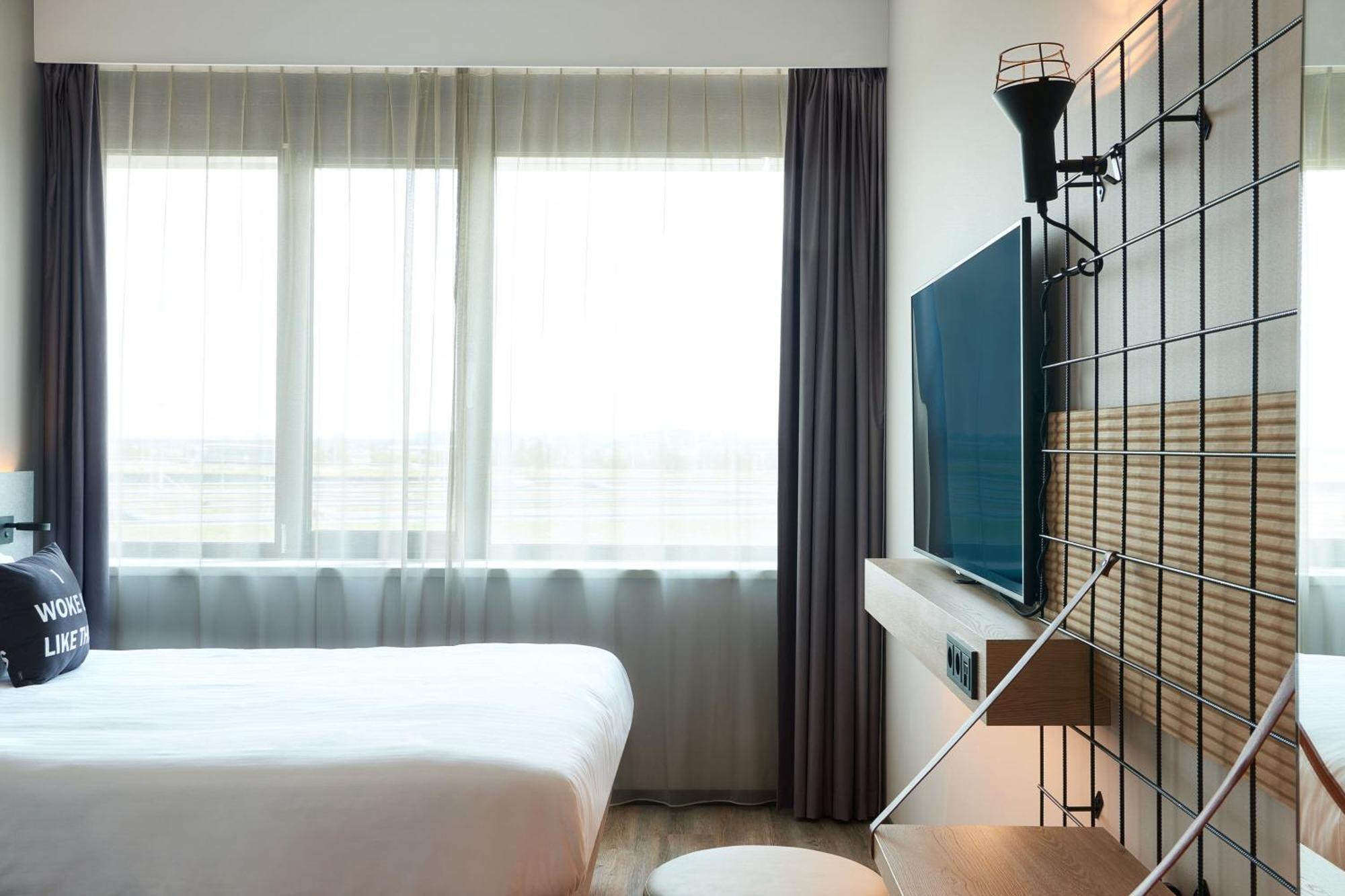 Hotel Moxy Amsterdam Schiphol Airport 4*